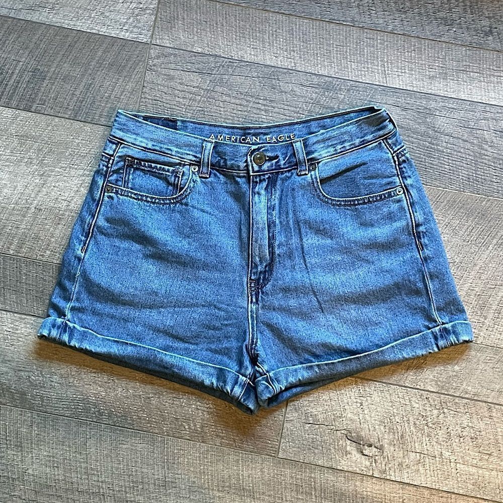 American Eagle, Light/Medium-Wash, High-Rise, “Mom Jeans”. Size 8.